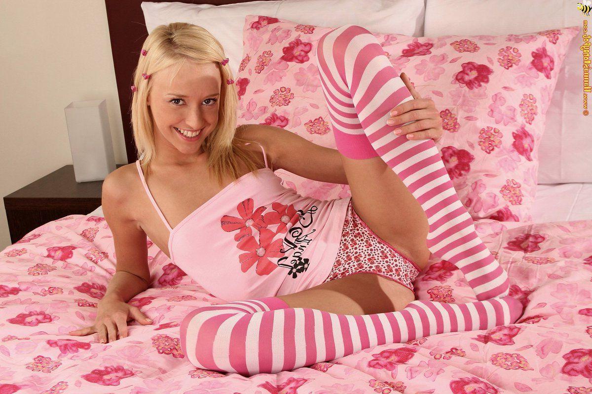 15P Pictures of Hanna's Honeypot fucking herself in long striped socks
