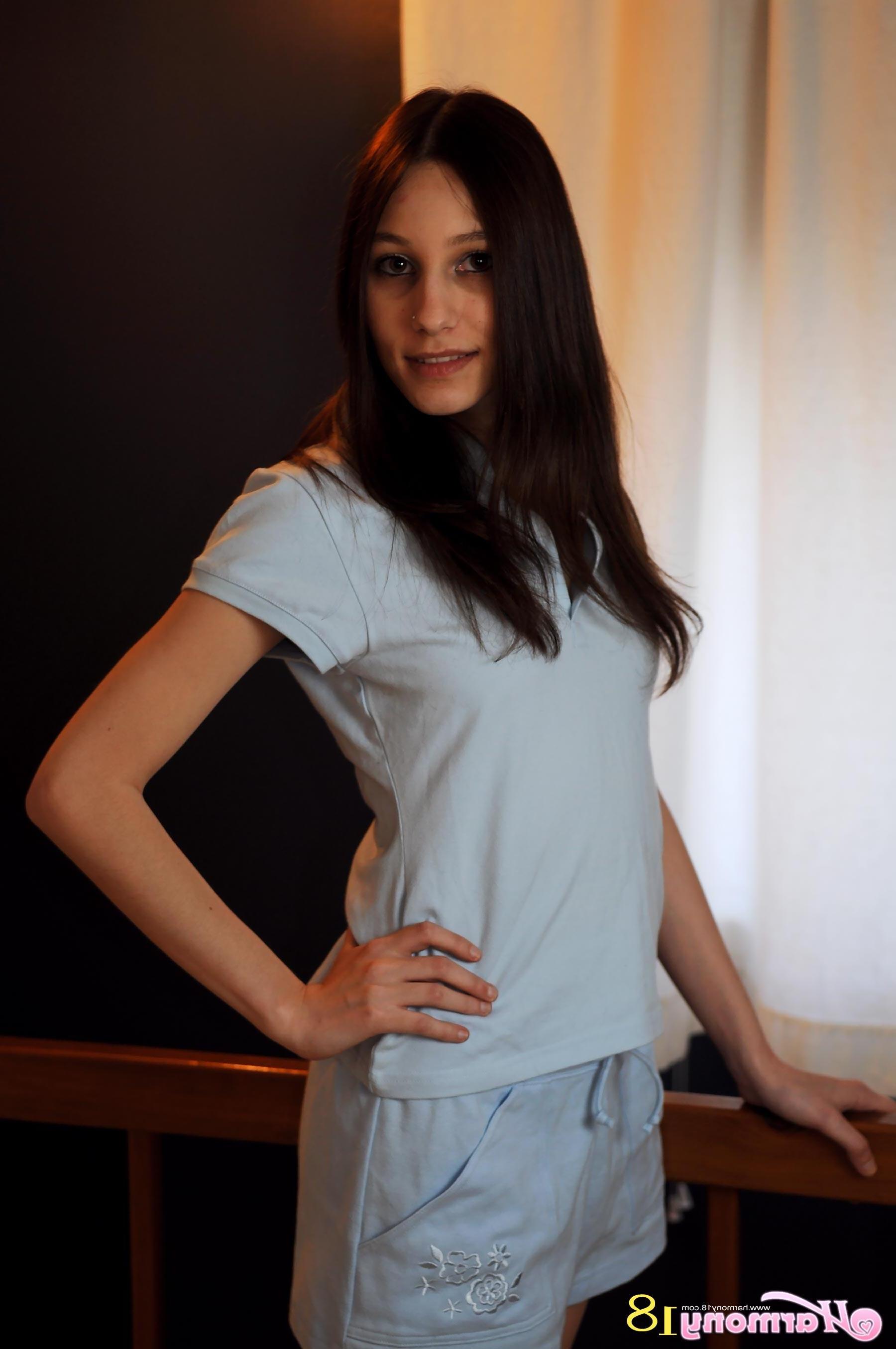 16P Pictures of Harmony 18 completely nude at home for you