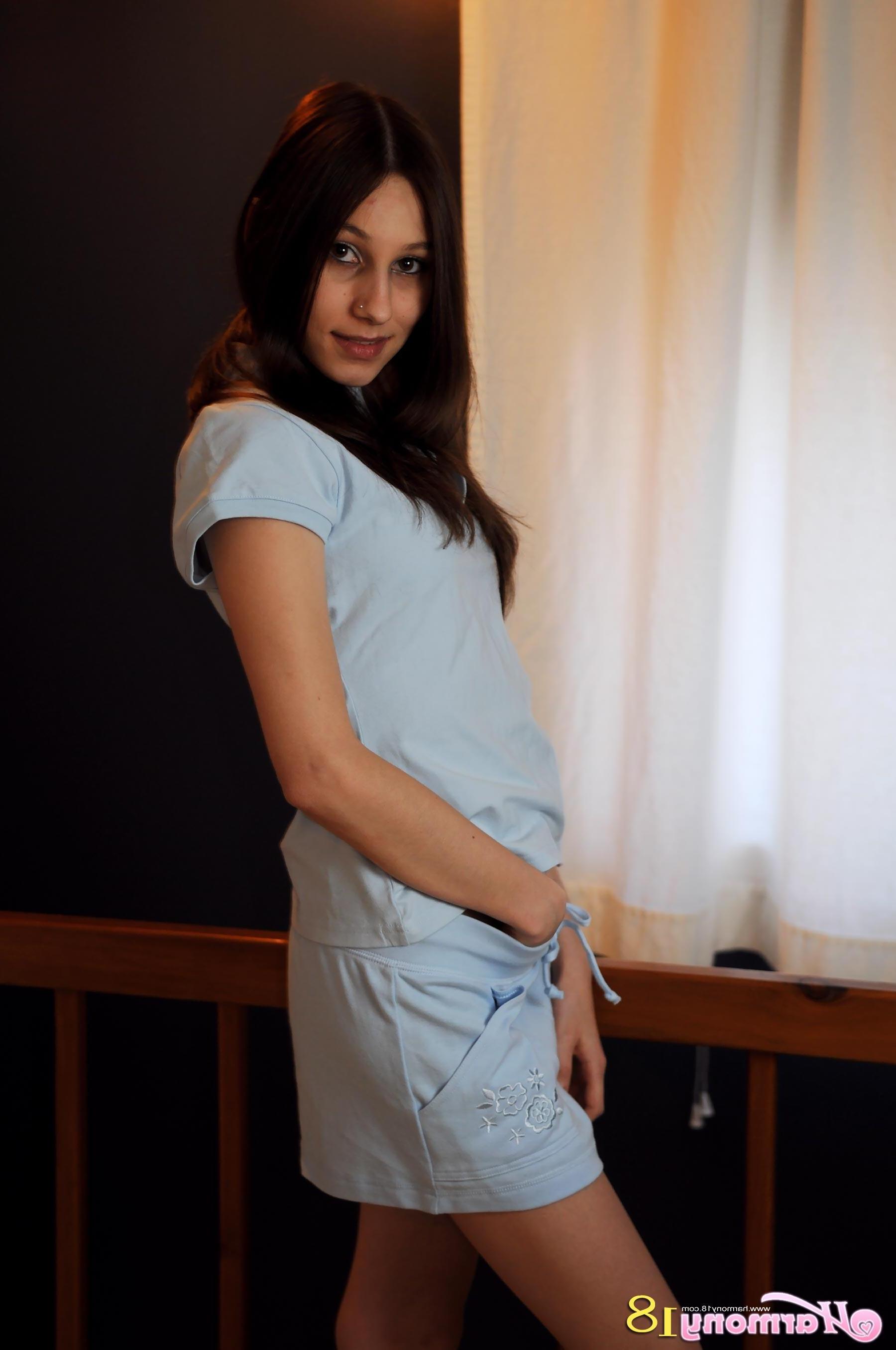 16P Pictures of Harmony 18 completely nude at home for you