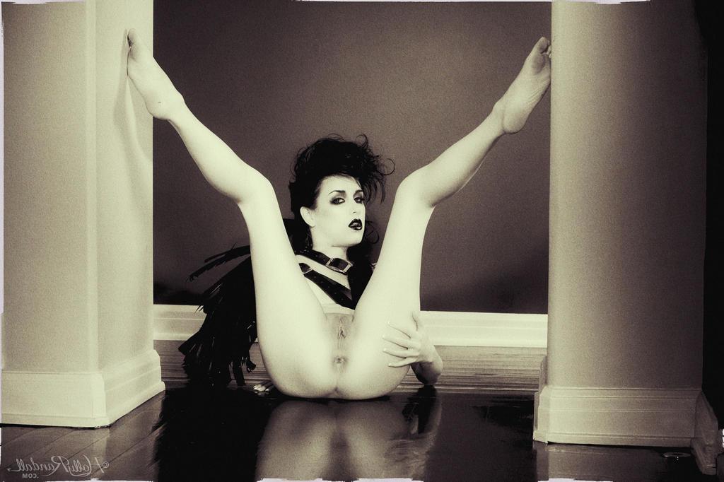 16P Hot goth pinup model Heather Joy displays her sexy body