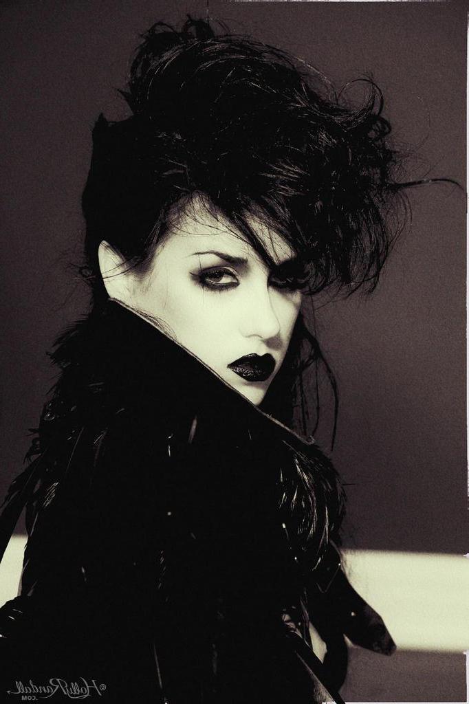 16P Hot goth pinup model Heather Joy displays her sexy body