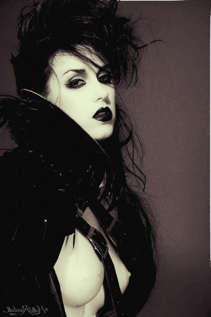 16P Hot goth pinup model Heather Joy displays her sexy body