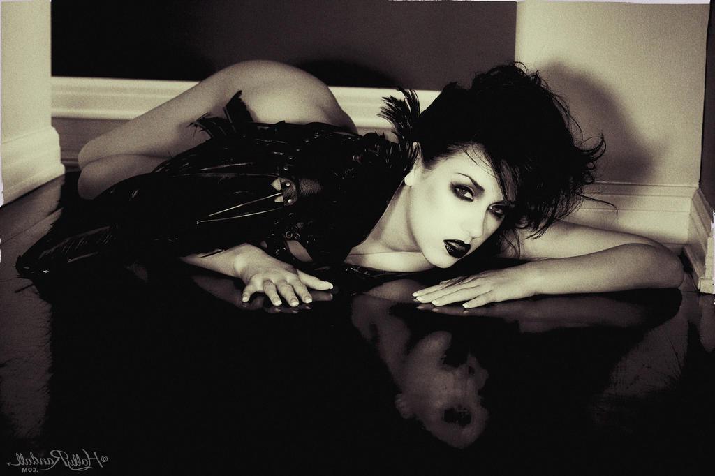 16P Hot goth pinup model Heather Joy displays her sexy body