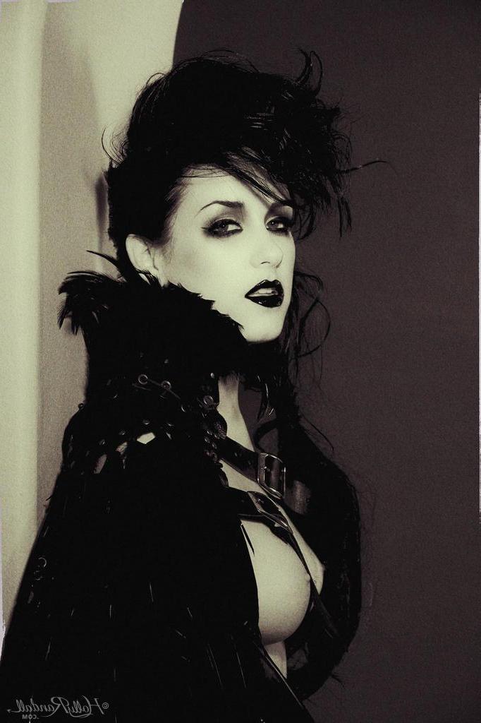 16P Hot goth pinup model Heather Joy displays her sexy body