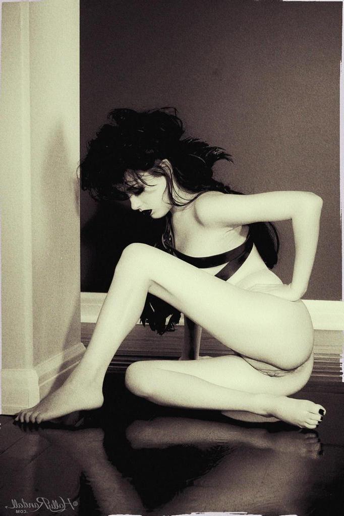 16P Hot goth pinup model Heather Joy displays her sexy body