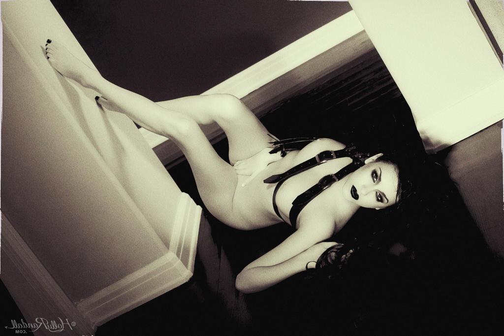 16P Hot goth pinup model Heather Joy displays her sexy body