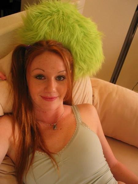 17P Pictures of Honey's Buns strutting her stuff at home