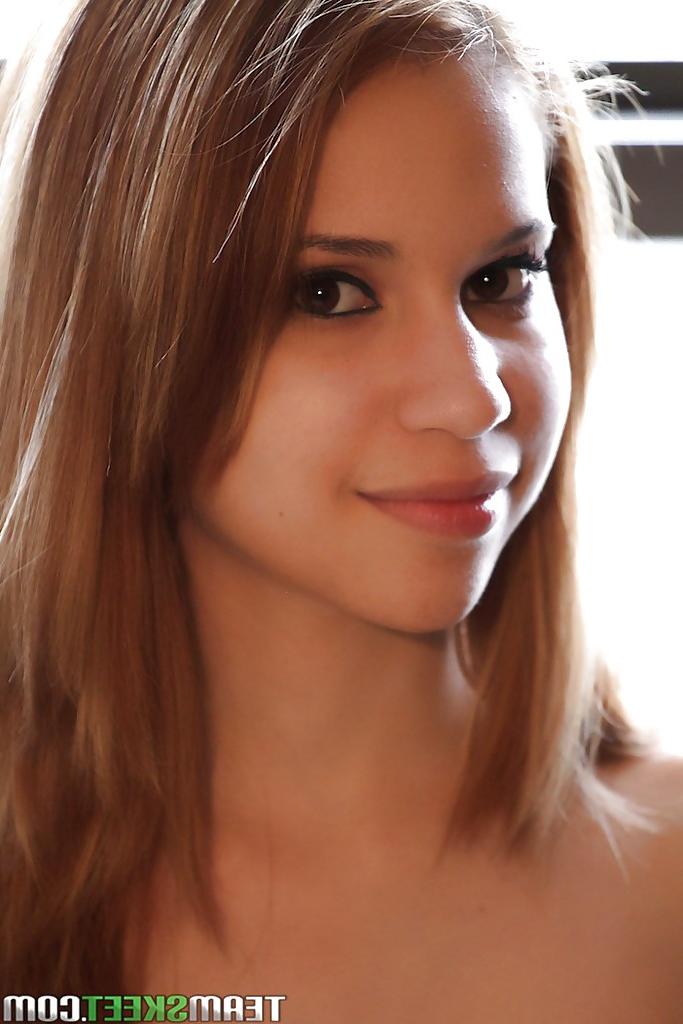 16P Petite teenage amateur with shaved slit Mae Olsen posing naked