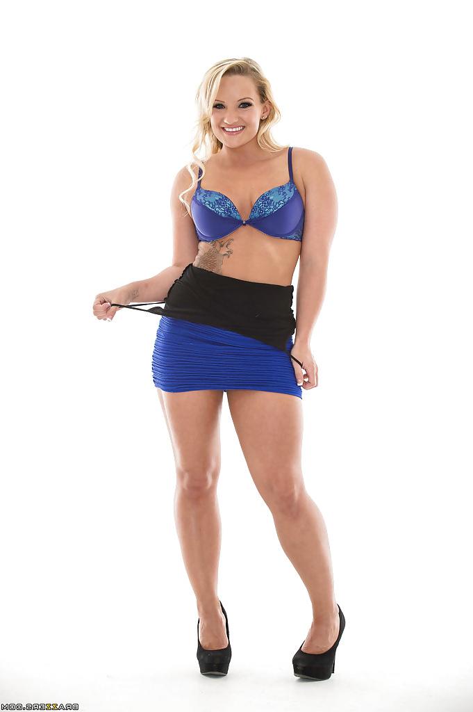 16P Big ass blonde undressing her blue skirt to show her stunning puss