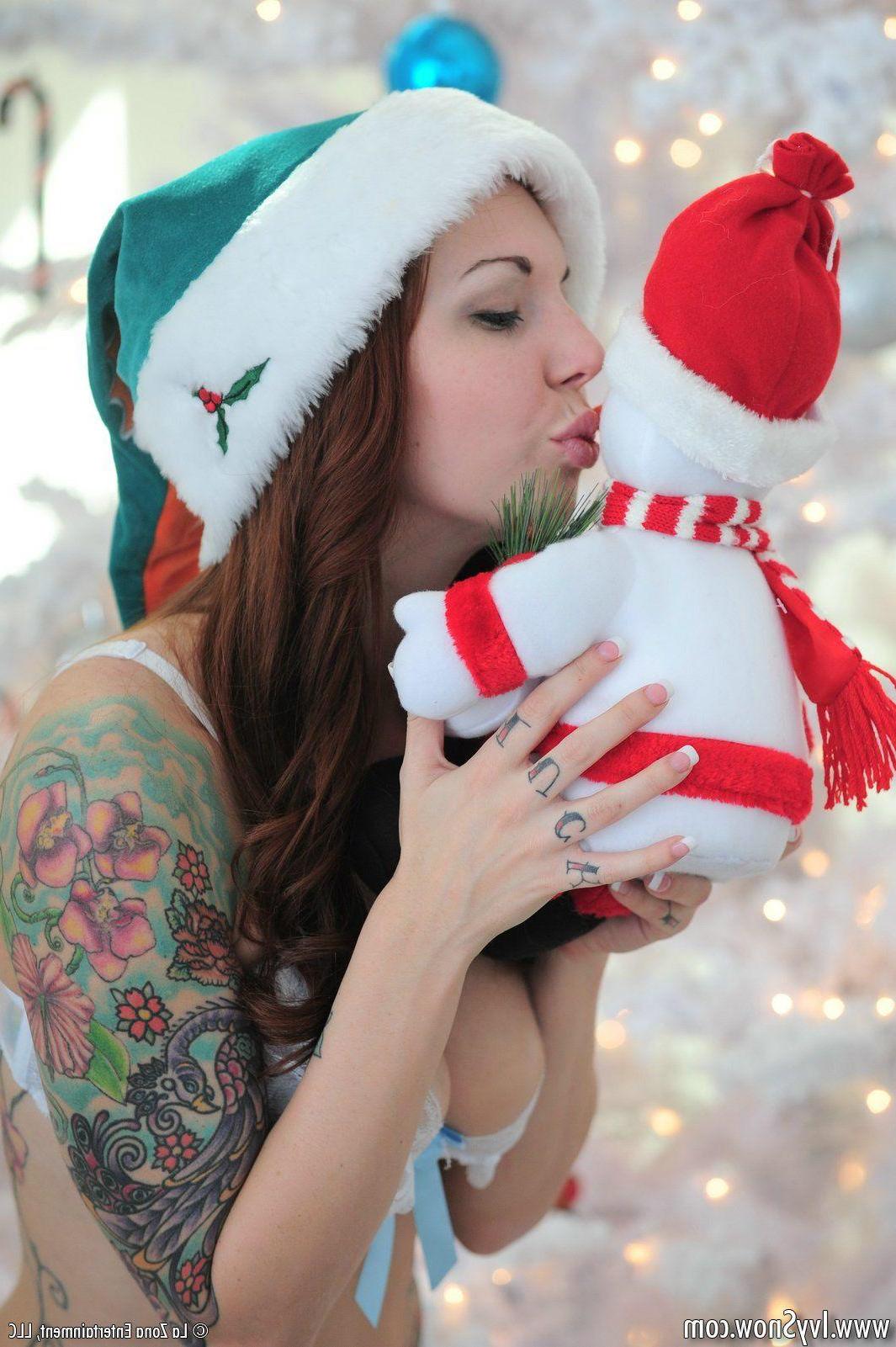 15P Pictures of Ivy Snow getting naughty for the holiday season