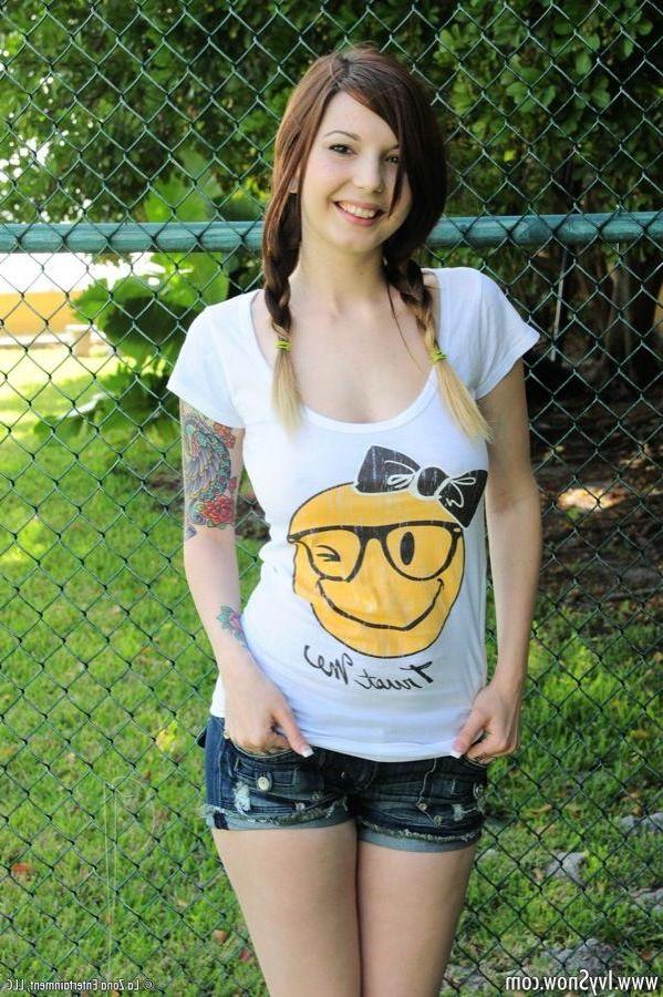 15P Pictures of Ivy Snow exposing herself at a tennis court
