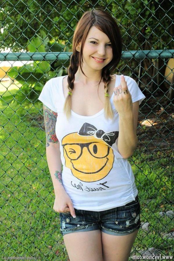 15P Pictures of Ivy Snow exposing herself at a tennis court