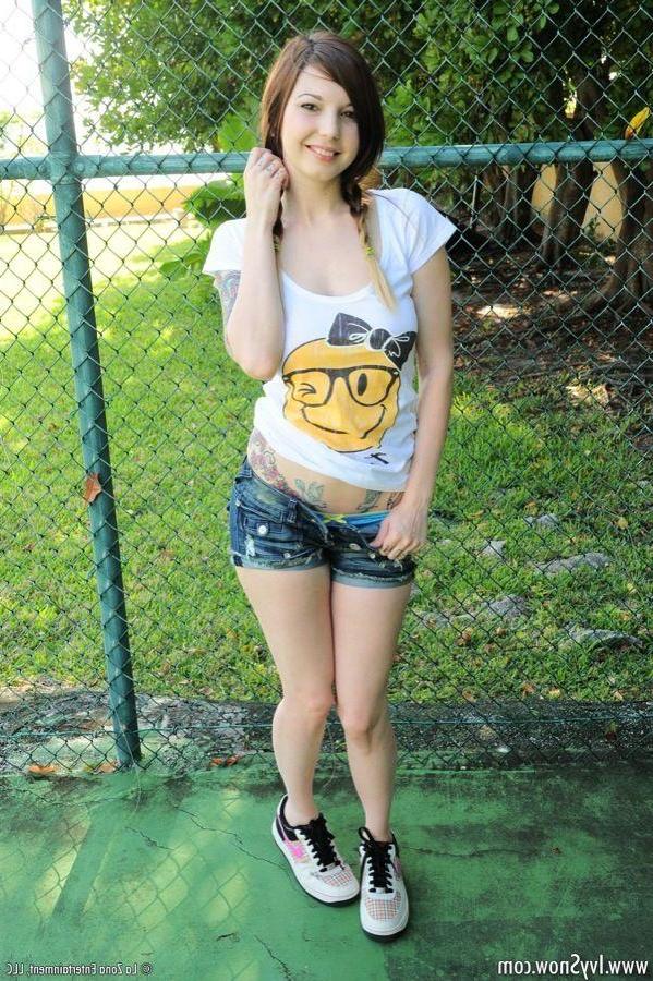 15P Pictures of Ivy Snow exposing herself at a tennis court