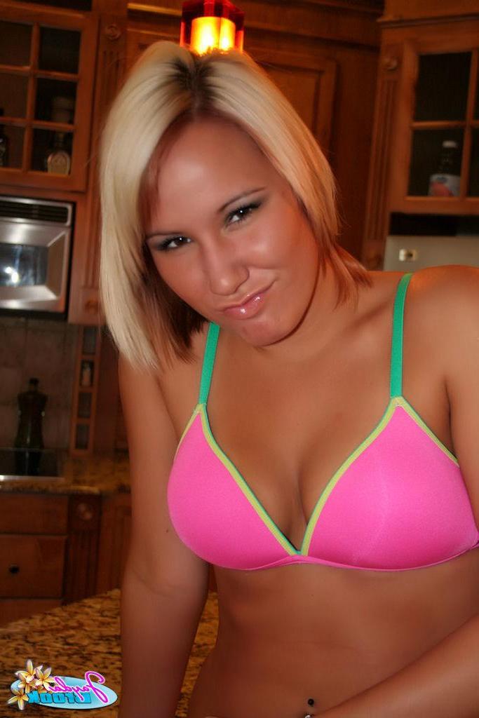 20P Pictures of Jayda Brook stripping naked for you at home