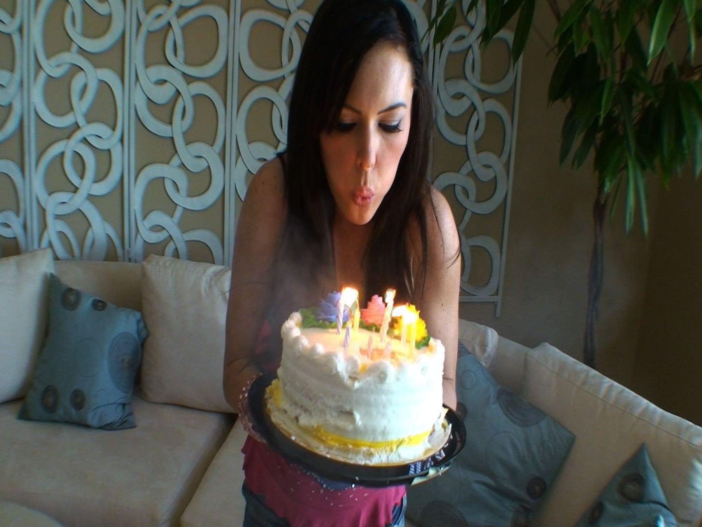 16P Dude surprises girlfriend Jenna Presley with cake and a good fuck!