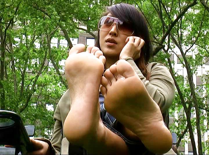 25P BAREFEET AT THE PARK