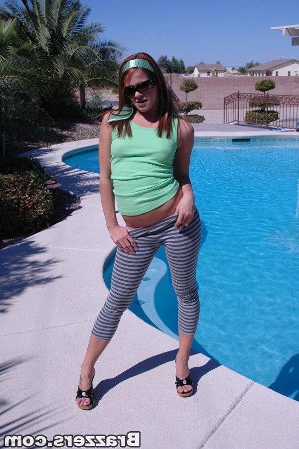 16P Sexy pornstar babe with a big booty exposing her tiny butthole outdoor