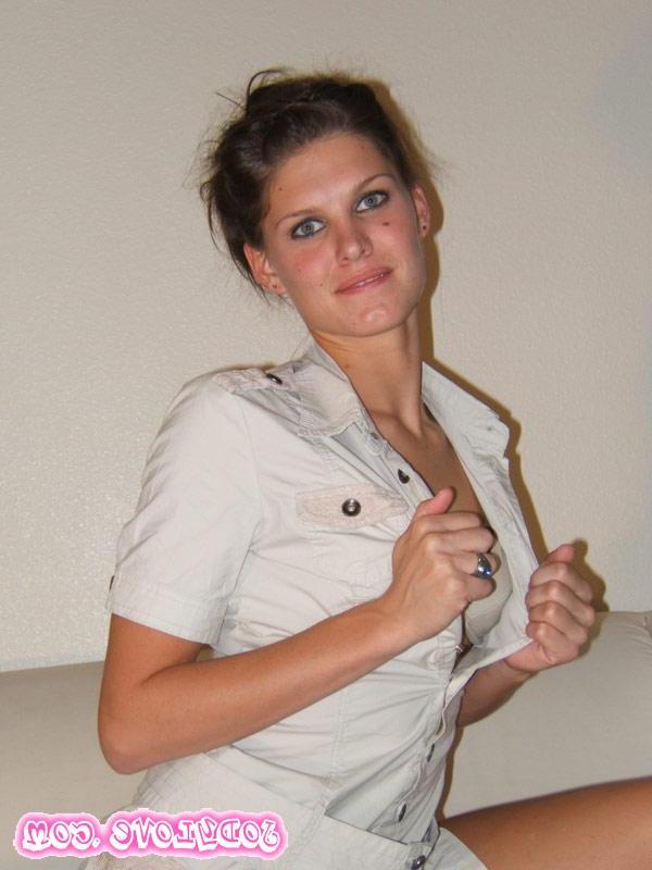 15P Pictures of Jody Love exposing her tits and pussy