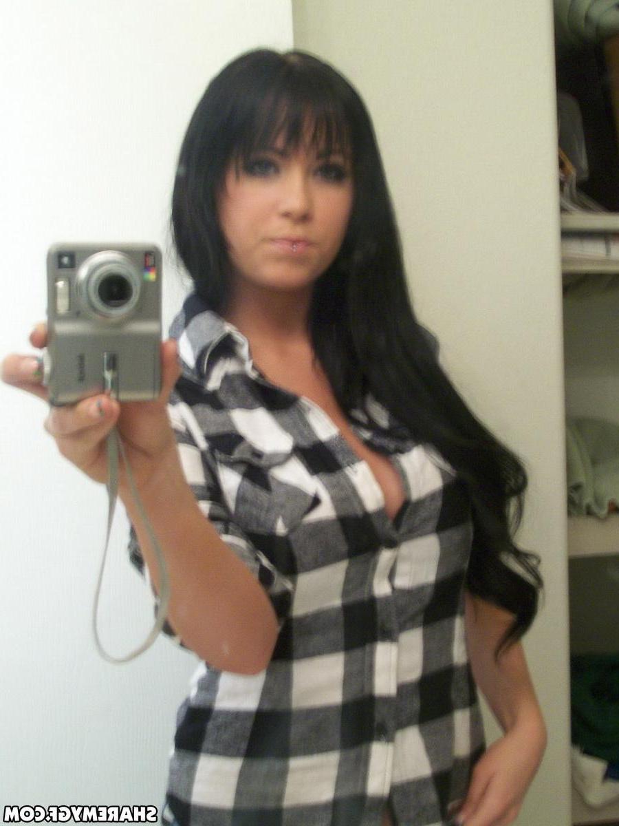 20P Hot brunette GF shares some sexy selfies she took