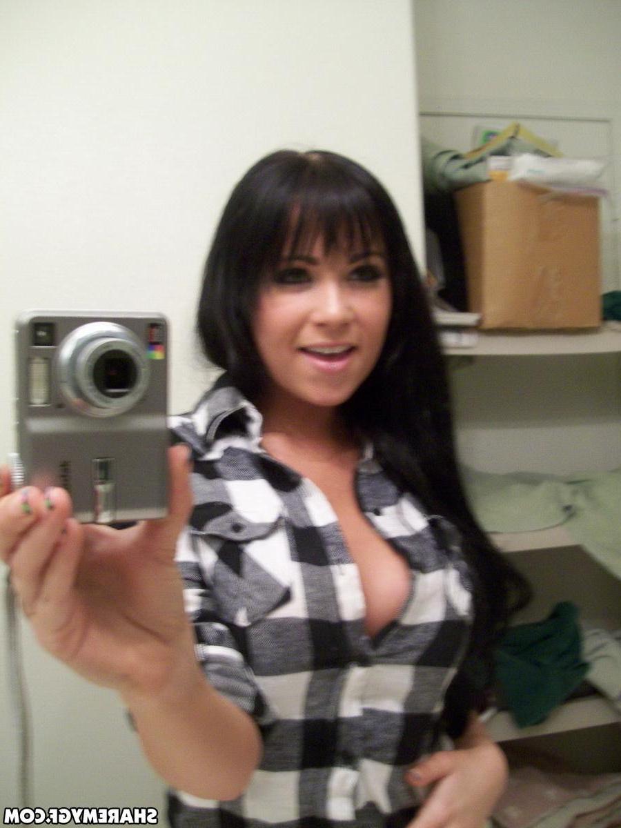 20P Hot brunette GF shares some sexy selfies she took
