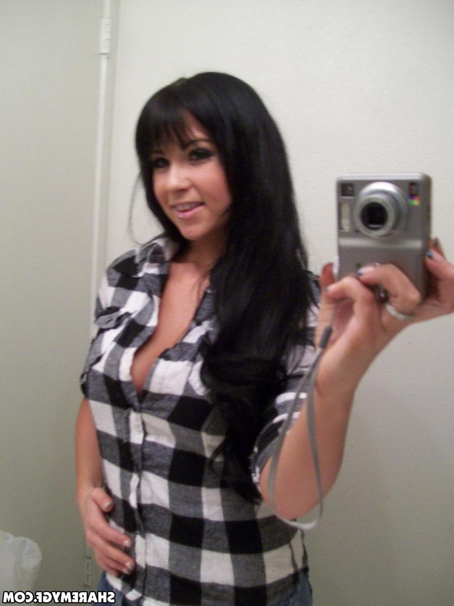 20P Hot brunette GF shares some sexy selfies she took