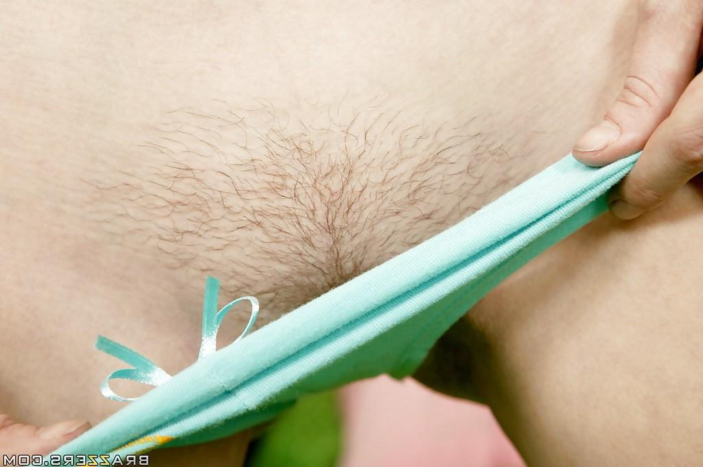 16P Sexy babe Tatiana Kush takes off her skirt and panties to spread pussy