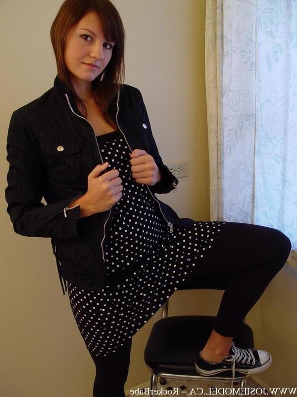 20P Pictures of Josie Model getting naked at home