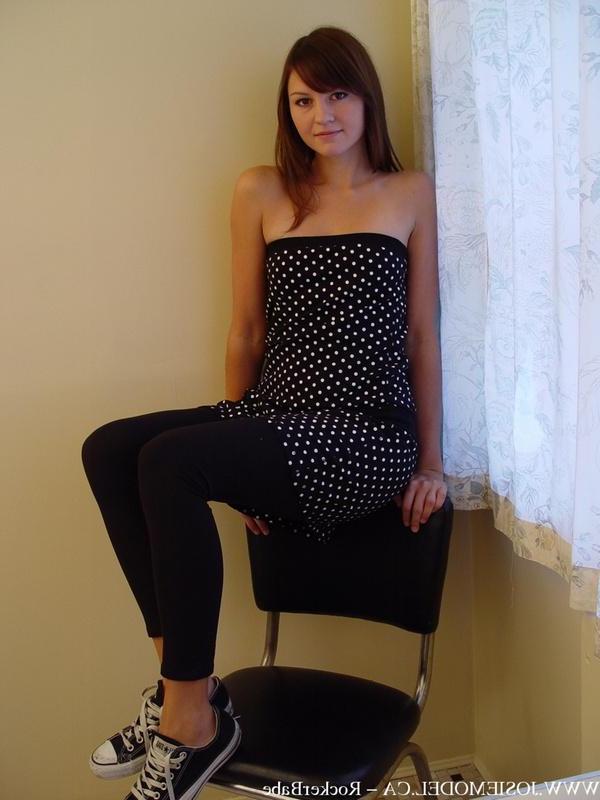 20P Pictures of Josie Model getting naked at home