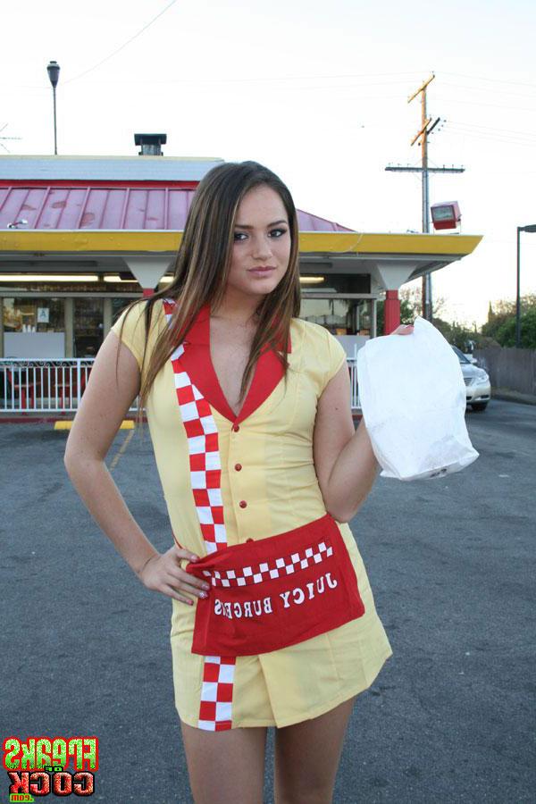 16P Cute babe with a stunner's body Tori Black shows her shaved cunt