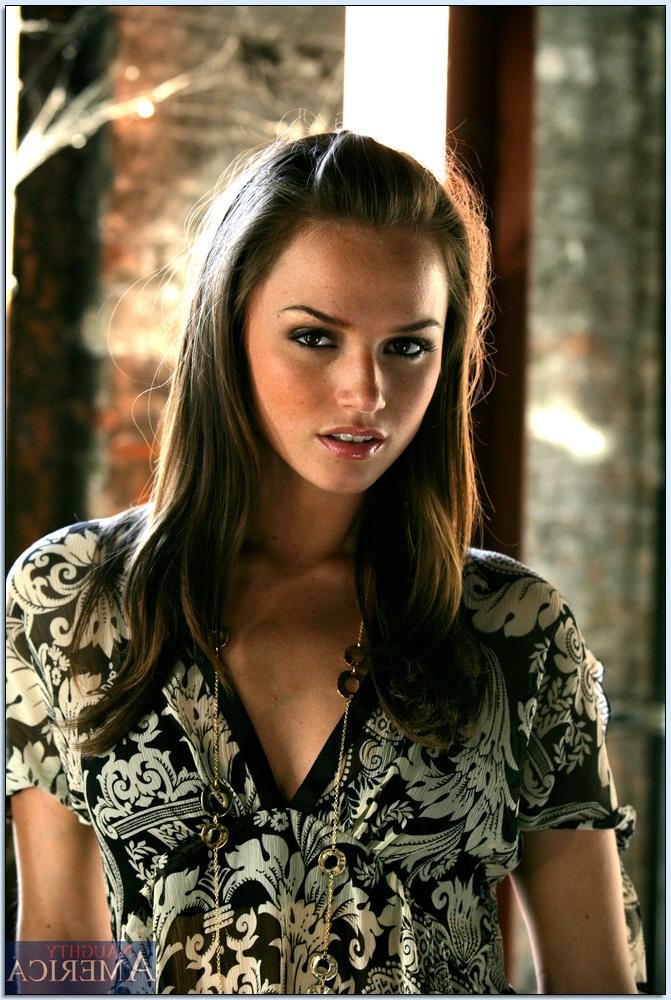 16P Dazzling babe in heels Tori Black stripping to panties and posing nude