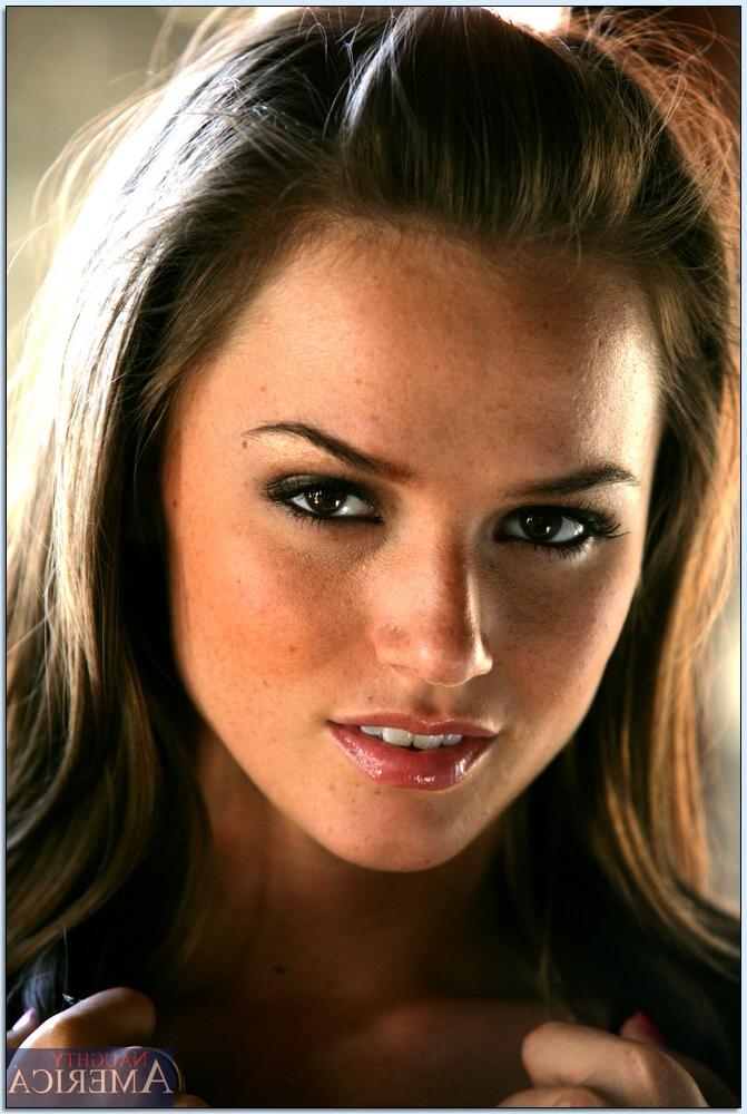 16P Dazzling babe in heels Tori Black stripping to panties and posing nude