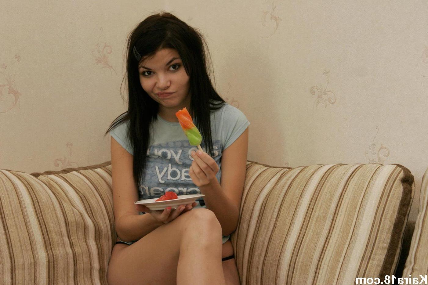 15P Pictures of teen Kaira 18 naked on her couch