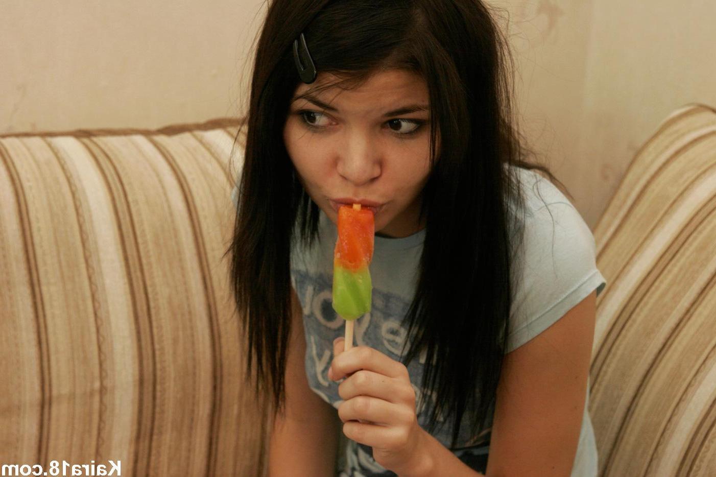 15P Pictures of teen Kaira 18 naked on her couch
