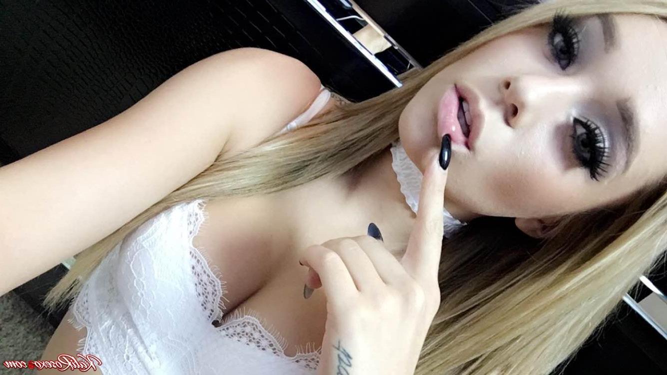 12P Blonde hottie Kali Rose takes various selfies for you