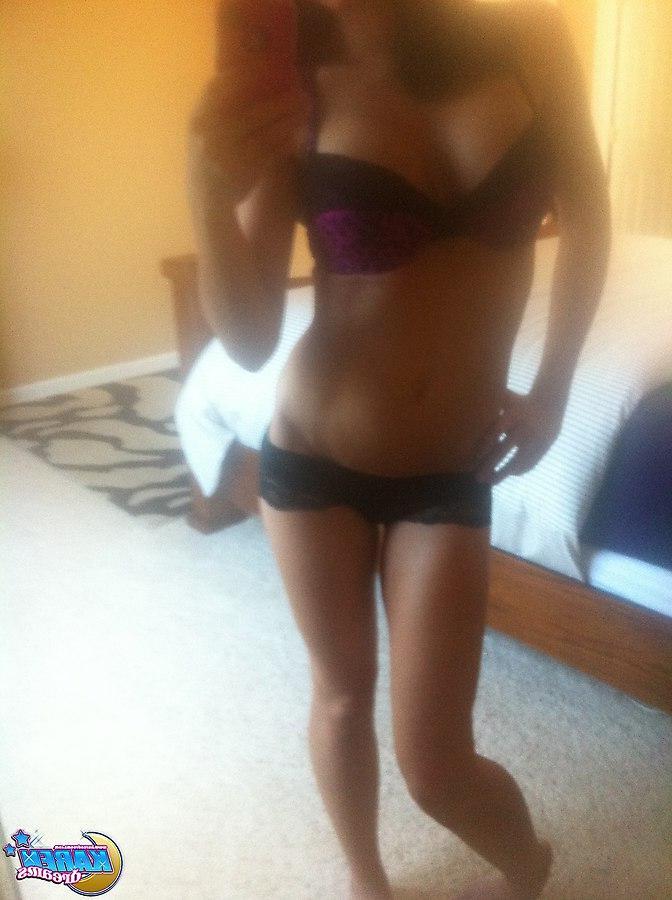 20P Pictures of Karen Dreams taking sexy selfpics in her bedroom