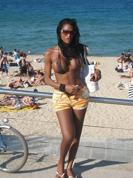 25P Shemale on the Beach
