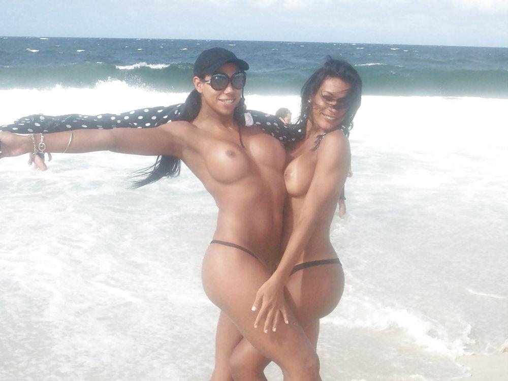 25P Shemale on the Beach
