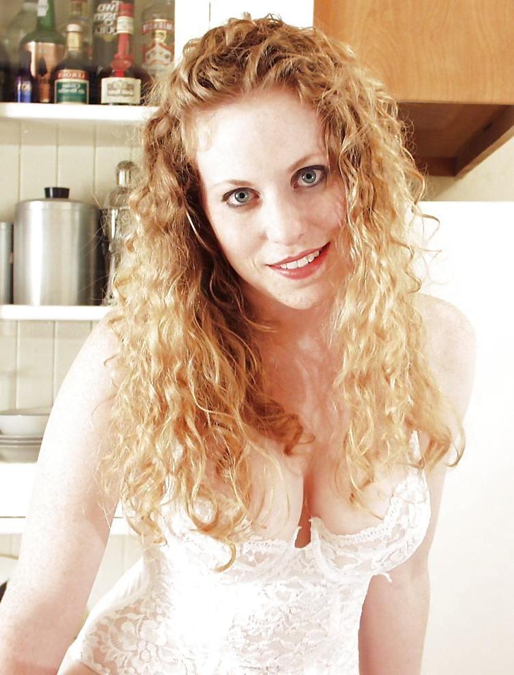 25P KIRA - THE BEAUTIFUL BUSTY REDHEAD  XXX