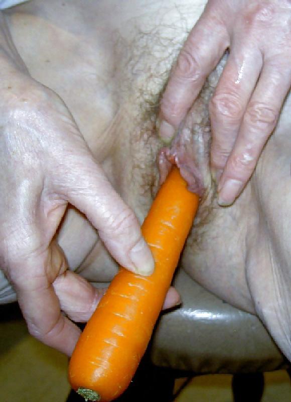 25P GRANNY   Josee  in the kitchen