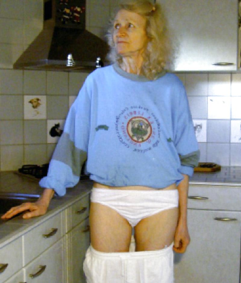 25P GRANNY   Josee  in the kitchen