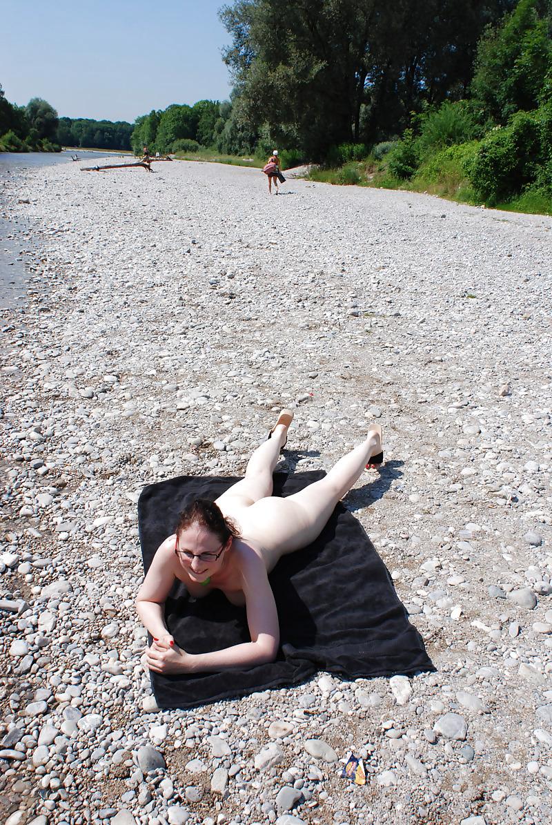 22P Nackt am Fluss , nude at the river