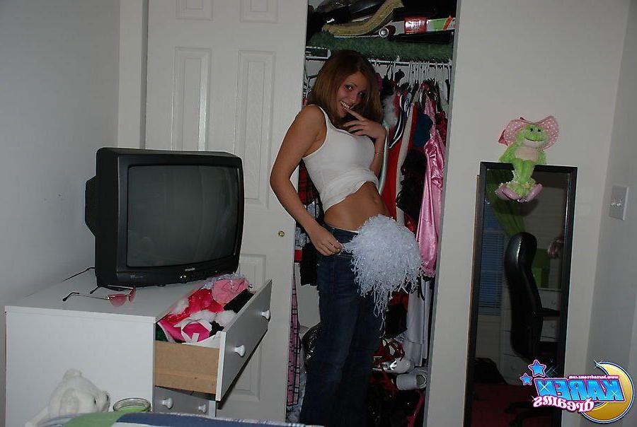 20P Pictures of teen cutie Karen Dreams being goofy at home