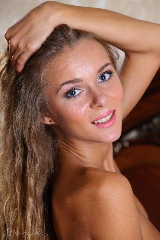 16P Blonde babe Katie A strips naked for you in bed