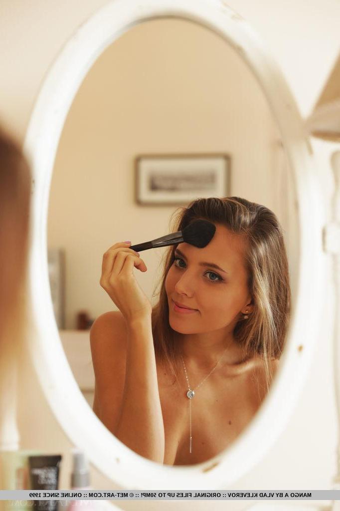 18P Blonde bombshell Mango A shows you her nude body in the change room