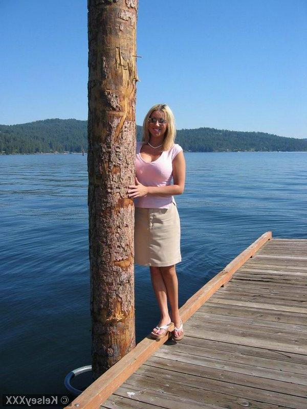 20P Pictures of teen Kelsey XXX showing you up her skirt outside