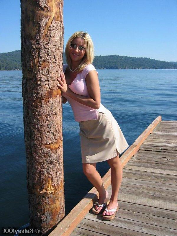 20P Pictures of teen Kelsey XXX showing you up her skirt outside