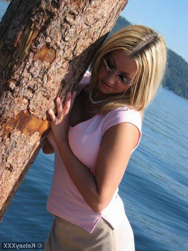 20P Pictures of teen Kelsey XXX showing you up her skirt outside