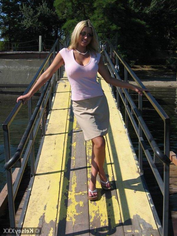 20P Pictures of teen Kelsey XXX showing you up her skirt outside