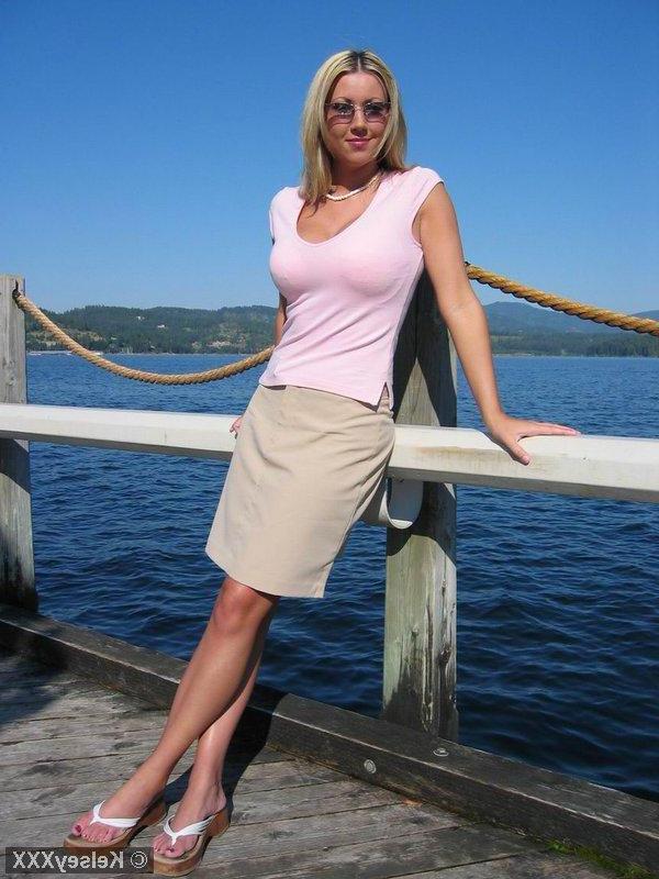 20P Pictures of teen Kelsey XXX showing you up her skirt outside