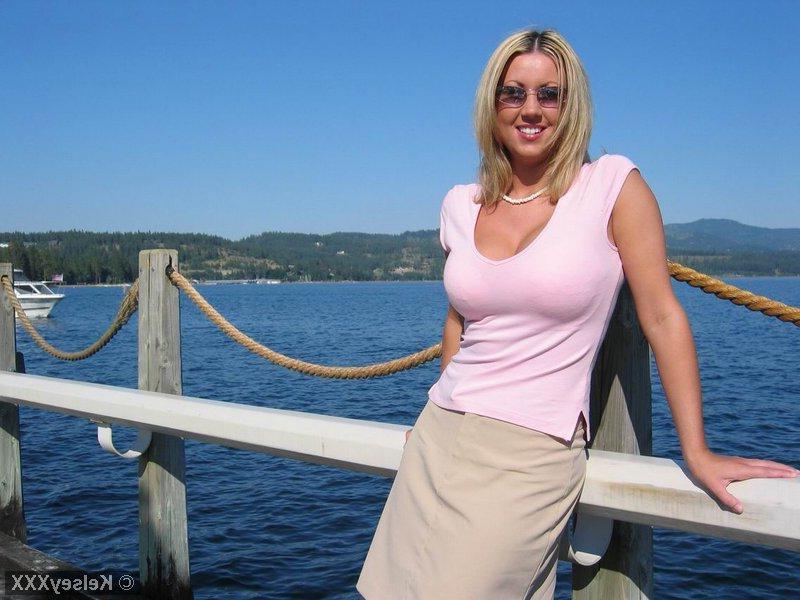 20P Pictures of teen Kelsey XXX showing you up her skirt outside